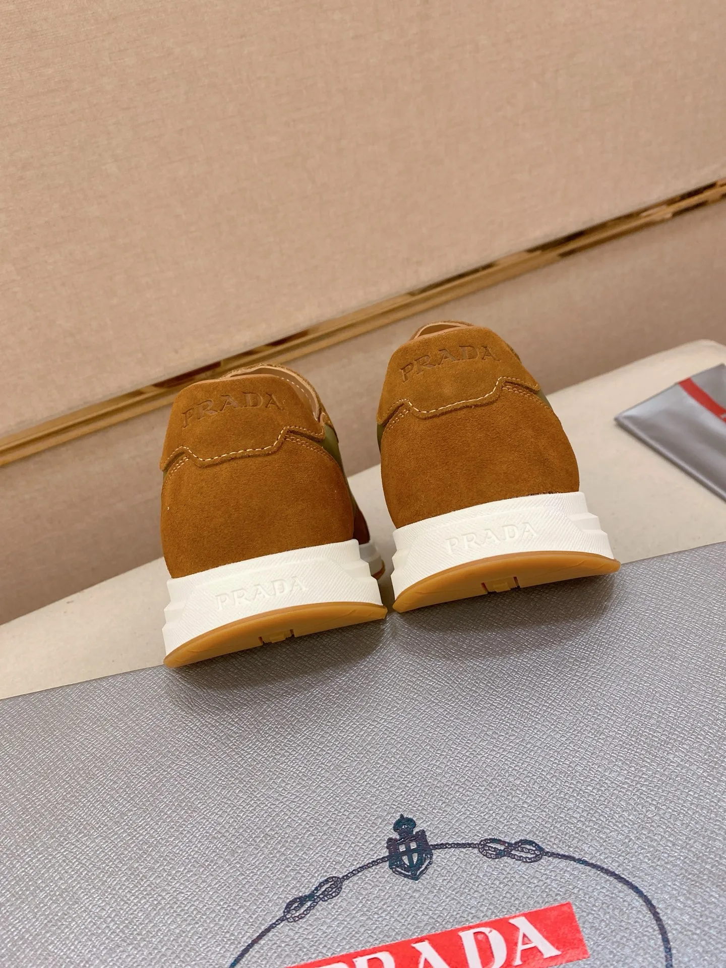 Men's Men's Shoes 💰 620💰 ✔️✔️✔️High version High-quality new PRADA (Prada) counters are launched simultaneously. The new men's shoes and 😘fabrics are selected from first-layer cowhide fabrics. Lining: Imported cowhide leather lining. 👍🏿High-end☄️Open-molded non-slip rubber outsole, exquisite lines, simple and elegant, comfortable and high-end for leisure travel. Code number: 38 to 45